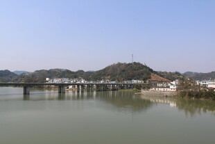 宁静河畔的桥与山水风光