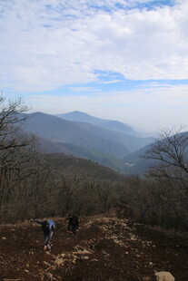 山间徒步者的壮丽风景