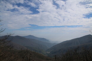山峦云海间的壮美风光