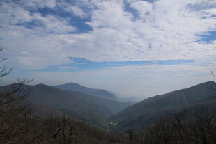 山峦云海间的壮美景色