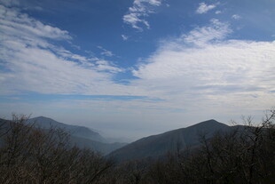 山峦云海间的壮丽景致