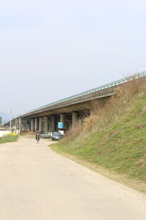 公路旁的高架桥