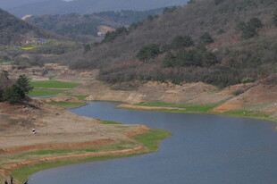 山间宁静湖泊风光