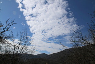 蓝天山峦间的白云美景