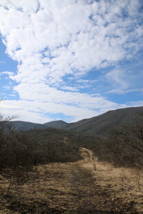 山间旷野蓝天白云景色