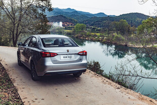 婺源银车停于山水间小道