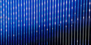 蓝色垂直线条抽象背景图