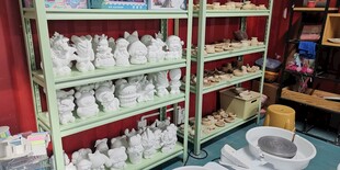 儿童绘彩石膏娃娃货架陈列