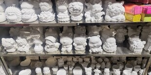 货架上卡通石膏手办