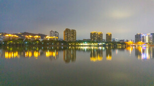 湖畔城市夜景倒影如画