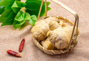 竹篮中的新鲜生姜及辣椒