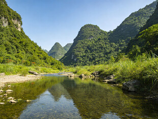 青山绿水间的宁静溪流