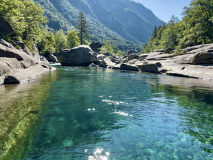 清澈河谷 青山环绕