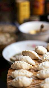 新鲜手工饺子摆放在托盘上