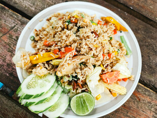 泰式风味炒饭配新鲜蔬菜