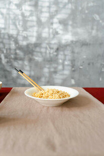 碗中面条配筷子