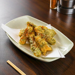 日式炸物摆放在盘中