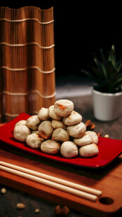 中式点心摆放在红盘上