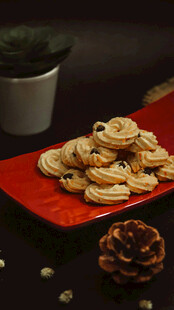 美味曲奇饼干摆放在红盘上