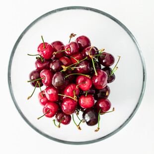 玻璃盘中的新鲜红樱桃