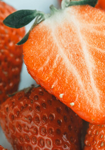 新鲜切开的诱人草莓