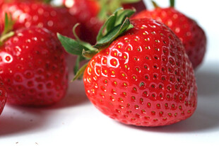 新鲜饱满的红草莓