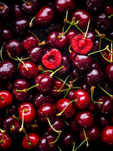 新鲜诱人的饱满红樱桃