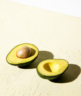 切开的牛油果展示