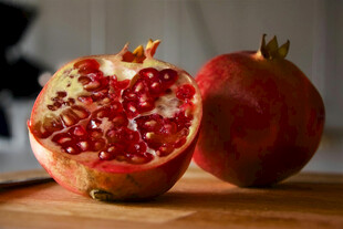 新鲜切开的红石榴