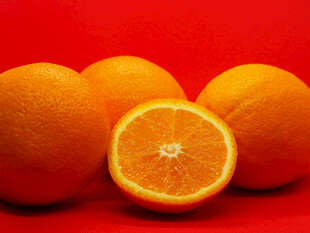 鲜艳红底上的多汁橙子