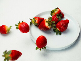 白色盘上新鲜诱人草莓