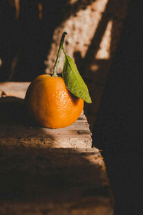 木桌上的鲜橙与绿叶