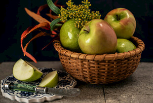 篮子里的新鲜青苹果