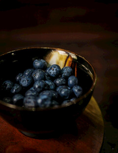 碗中饱满新鲜的蓝莓