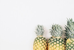 四个新鲜菠萝整齐排列