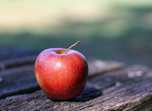 木桌上的红苹果