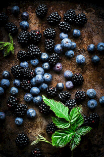 新鲜莓果与薄荷叶的组合