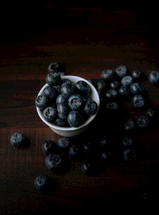 碗中蓝莓及散落果实
