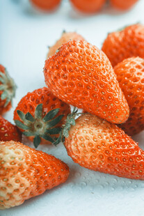 新鲜诱人的草莓堆叠