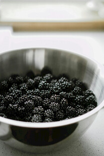 不锈钢碗中的新鲜黑莓