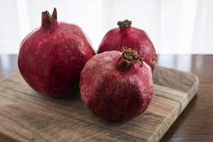 木盘上的新鲜红石榴