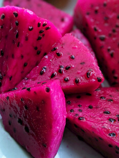 切块红心火龙果特写