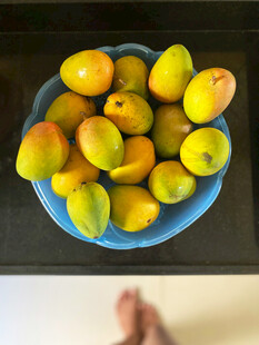 蓝盘盛放多彩芒果