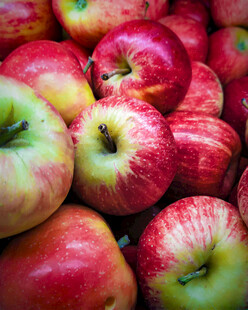 新鲜红苹果堆叠