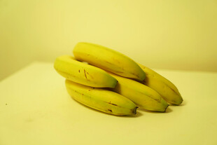 一串饱满的黄色香蕉
