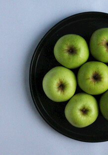 黑盘上的青苹果