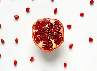切开的红石榴与散落果粒