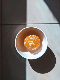 白碗中的剥开橘子