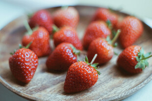木盘上的新鲜红草莓