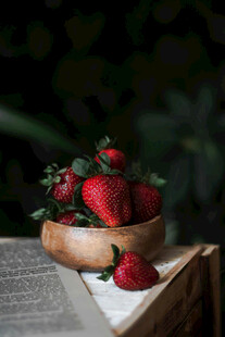 木碗中的新鲜草莓
